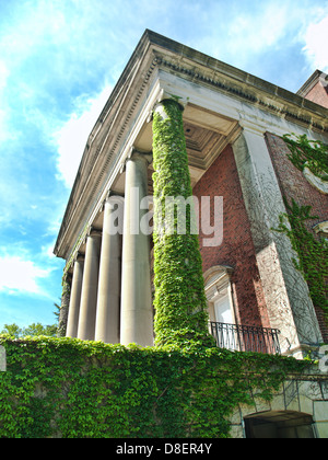 Gebäude mit Efeu und Säulen auf Campus der Syracuse University in Syracuse, New York Stockfoto