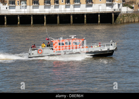 A London Feuerwehr Feuer schnelllebigen und Boot zu retten (Reg keine 4769) an der Themse, London, UK. Stockfoto