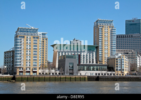 Blick vom Südufer der Themse gegenüber Teil des Nachlasses Canary Wharf (North Riverside genannt), London, UK. Stockfoto