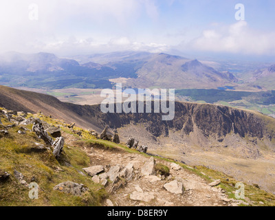 Sehen Sie südwärts nach Llechog und Rhyd Ddu vom Weg auf Bwlch Main am Mount Snowdon in Snowdonia-Nationalpark, North Wales, UK Stockfoto