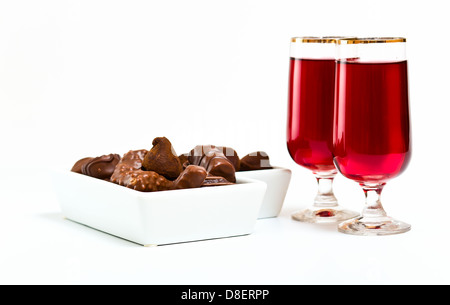 Kirschwasser und Schokolade auf einem weißen Tisch. Stockfoto