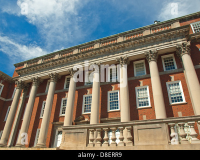 Gebäude mit Säulen auf Campus der Syracuse University in Syracuse, New York Stockfoto