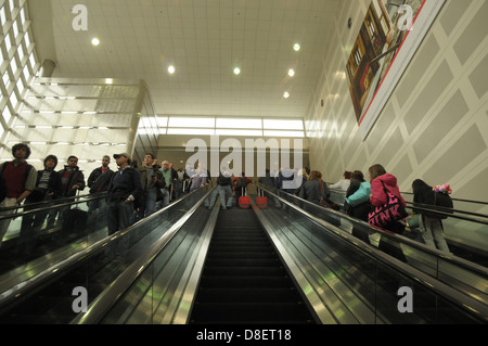 Luft-Reisende, fahren die Rolltreppe in Detroit, Michigan Flughafen auf dem Weg zu ihrem nächsten Zielort Stockfoto