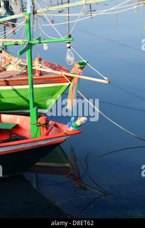 Fischerboot an Land in Angelsteg in Hua Hin. Stockfoto