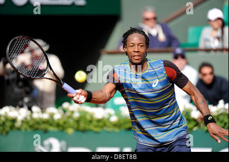 27.05.2013 Paris, Frankreich. Gael Monfils Frankreichs in Aktion während des Spiels zwischen Gael Monfils aus Frankreich und Tomas Berdych aus der Tschechischen Republik in der ersten Runde der French Open von Roland Garros. Stockfoto