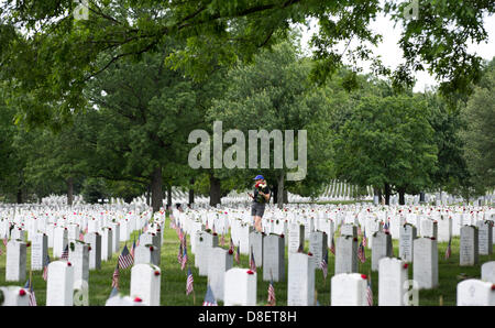 Washington DC, USA. 27. Mai 2013. Eine Frau geht durch die Gräber bei Memorial Day-Aktivitäten auf dem Nationalfriedhof Arlington in Washington am Montag, 27. Mai 2013. . Bildnachweis: Joshua Roberts / Pool über CNP Stockfoto