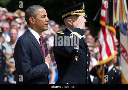 US-Präsident Barack Obama steht mit US Army General Michael Linnington, Kommandeur der militärischen Bezirk von Washington, vor der Verlegung eines Kranzes am Grab der unbekannten bei Memorial Day-Aktivitäten auf dem Nationalfriedhof Arlington in Washington am Montag, 27. Mai 2013. . Bildnachweis: Joshua Roberts / Pool über CNP Stockfoto