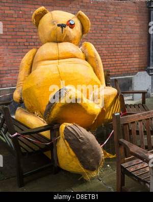 Großer Teddybär auf einer Bank sitzen. Bild von Julie Edwards Stockfoto