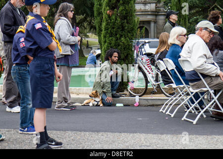Ein Mann und Hund auf dem 92. jährlichen Gedenktag Gedenken auf dem Mountain View Cemetery, Montag, 27. Mai 2013. Oakland, CA. Credit: John Orvis/Alamy Live-Nachrichten Stockfoto