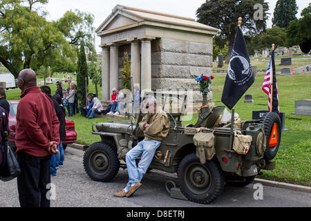 Ein Mann lehnt sich gegen einen Jeep während der 92. jährliche Volkstrauertag-Gedenkfeier am Mountain View Cemetery, Montag, 27. Mai 2013. Oakland, CA. Credit: John Orvis/Alamy Live-Nachrichten Stockfoto