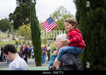 Oakland, USA. 27. Mai 2013. Ein Junge "Wellenlinien" eine amerikanische Flagge während der 92. jährliche Volkstrauertag-Gedenkfeier am Mountain View Cemetery, Montag, 27. Mai 2013. Oakland, CA. Credit: John Orvis/Alamy Live-Nachrichten Stockfoto