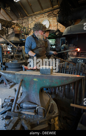 Zwei Schmiede Heizung Metallstäbe in der Glut an der Schmiede. Stockfoto