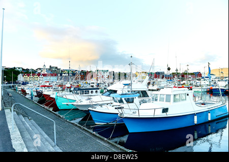 Boote in den Hafen von Tórshavn Hauptstadt der Färöer Stockfoto