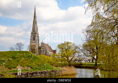 St. Alban-Kirche, auch bekannt als English Church ist eine anglikanische Kirche in Kopenhagen, Dänemark. Es war von 1885 bis 1887 erbaut, entworfen von Arthur Blomfield als traditionelle englische Pfarrkirche im neugotischen Stil und St. Alban, der erste Märtyrer von Großbritannien gewidmet. Es ist neben der Zitadelle Kastellet und die Gefion Fountain und Langelinie. Stockfoto