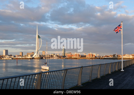 Spinnaker Tower und die Skyline von Portsmouth Harbour von Gosport betrachtet Stockfoto