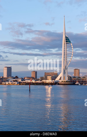 Spinnaker Tower spiegelt sich im Hafen von Portsmouth Stockfoto