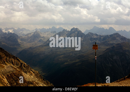 Pfad-Schild am Kopf des Schafcalanda unterhalb der Madrisahorn Ansichten der Wisshorn Klosters Graubünden Schweiz Stockfoto