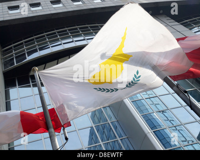 Flagge von Zypern winken vor dem EU-Parlament in Brüssel. Stockfoto