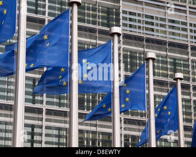 Europäische Union Flaggen vor dem Berlaymont-Gebäude der Europäischen Kommission in Brüssel, Belgien Stockfoto