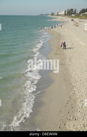 Gruppen von Strandurlauber entspannen Sie am Strand von Venice, Florida. Stockfoto