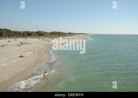 Gruppen von Strandurlauber entspannen Sie am Strand von Venice, Florida. Stockfoto