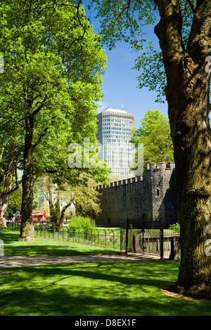 Hauptstadt Tower oder die Perle Qualitätssicherung Haus überragt die Burgmauern von Bute Park, Cardiff, Wales. Stockfoto