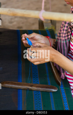 Nahaufnahme von einer Frauenhand Weben von Seide auf Seide Insel (Koh Dach) in Phnom Penh, Kambodscha Stockfoto