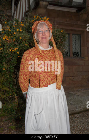 Turton, Lancashire, UK 27. Mai 2013.  Viktorianische Frau an die jährlichen traditionellen Frühjahrsmesse statt auf dem Gelände der 600-Jahr-alten Turton Turm.  Die Veranstaltungstermine mehr als 200 Jahre zurück, aber ging zurück in das frühe 20. Jahrhundert. Es wurde im Jahr 2008 von den Freunden Turton Turm wiederbelebt. Bildnachweis: Cernan Elias/Alamy Live-Nachrichten Stockfoto