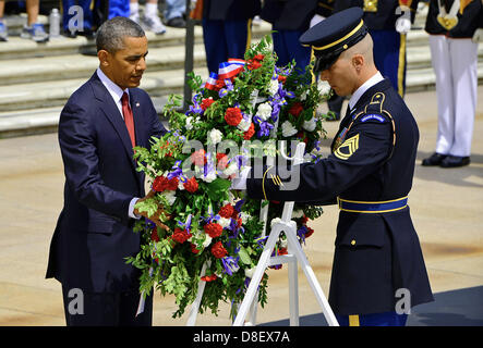 US Präsident Barack Obama legt einen Kranz nieder während der Memorial Day Zeremonie am Grab des unbekannten Soldaten 27. Mai 2013 am Nationalfriedhof Arlington, VA. Stockfoto