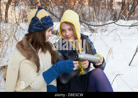 Teen Schwestern Teilen heißen Schokolade im Winter-Wunderland Stockfoto