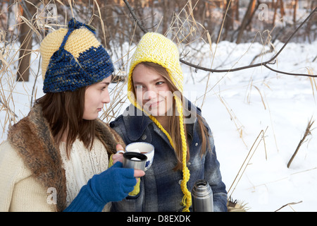 Teen Schwestern Teilen heißen Schokolade im Winter-Wunderland Stockfoto