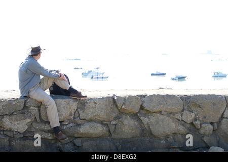 Mann mit Hut Blick auf das Meer Stockfoto