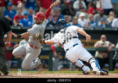 Kansas City, MO, USA. 27. Mai 2013. St. Louis Cardinals zweiter Basisspieler Daniel Descalso #33 Folien rund um Kansas City Royals Catcher George Kottaras #26, einen Lauf im Spiel zwischen den St. Louis Cardinals und die Kansas City Royals im Kauffman Stadium in Kansas City, MO am 27. Mai 2013 zu erzielen. Bildnachweis: Cal Sport Media/Alamy Live-Nachrichten Stockfoto