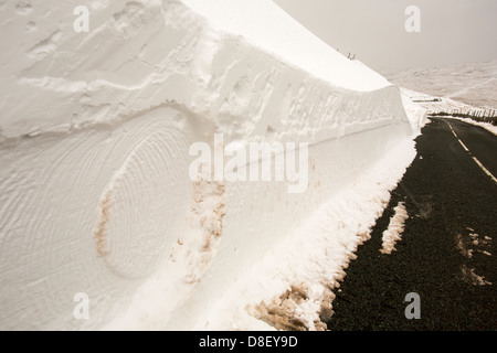 Massive Schnee driftet am Straßenrand Kirkstone Pass über Ambleside im Lake District, Stockfoto