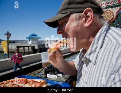 Eine Nahaufnahme von einem Mann isst Pizza. Stockfoto