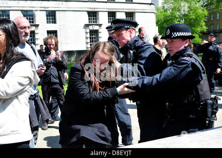 London, UK. 27. Mai 2013. Polizisten verhaften, eine junge Frau am Tresen aus Protest gegen die rechtsextreme Gruppe EDL. Zentral-London, UK. Bildnachweis: Yanice Idir / Alamy live-News. Stockfoto