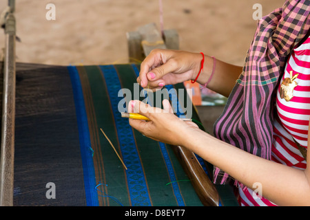 Nahaufnahme von einer Frauenhand Weben von Seide auf Seide Insel (Koh Dach) in Phnom Penh, Kambodscha Stockfoto