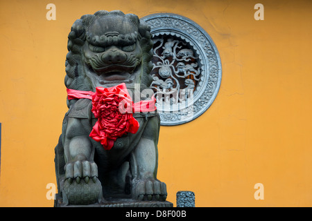 Drachen-Wächter an der Longhua-Tempel in Shanghai Stockfoto