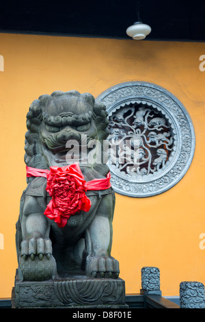 Drachen-Wächter an der Longhua-Tempel in Shanghai Stockfoto