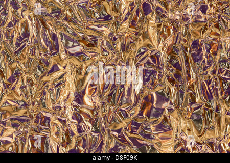 Zerknitterte Alufolie von Purpur und Gold Textur Hintergrund Stockfoto