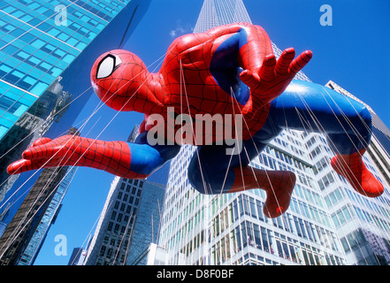 Macy Thanksgiving Day Parade in New York. Spider man aufblasbarer Ballon. Wolkenkratzer in New York City. Macy's Parade. Nahaufnahme oder Nahaufnahme. Niemand Stockfoto