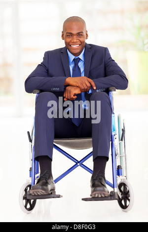 Afrikanische amerikanischen Geschäftsmann auf Rollstuhl sitzen Behinderte Stockfoto