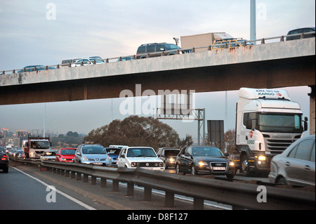 Viele Autos stecken im Stau während der Rush Hour in Johannesburg in Südafrika. Stockfoto