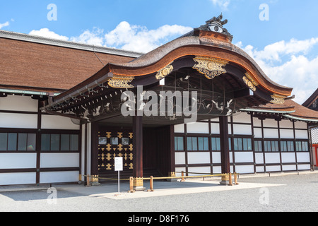 Eingangstor in die Garage (Shinmikurumayose) für die kaiserlichen Wagen im kaiserlichen Palast in Kyōto, Japan Stockfoto