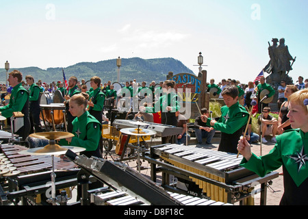 Highschool-Band unterhält Andrang am 4. Juli feiern in Oregon Küste Stockfoto