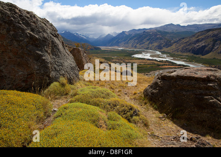 Patagonien-Berglandschaft, durchzogen von einem Fluss in El Chaten Stockfoto