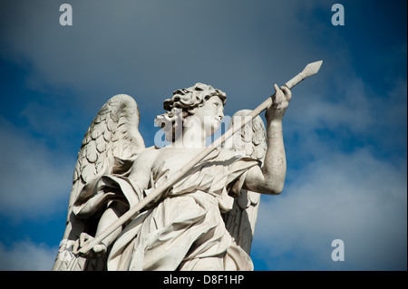 Engelsstatue an Saint-Angel-Brücke in Rom Stockfoto