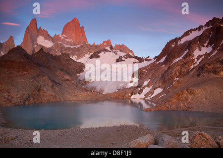 Licht von Sunrise/ auf dem Berg Fitz Roy mit Reflexionen über den Gletschersee Stockfoto