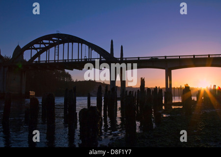 Silhouette der historischen Küstenstadt Brücke bei Sonnenuntergang in Florenz Oregon USA Stockfoto