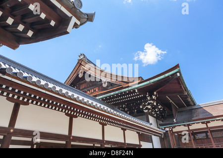 Gebäude aus Holz, Kogosho, Ogakumonjo und Kemarinoniwa vor Ort. Kaiserpalast in Kyoto, Japan Stockfoto